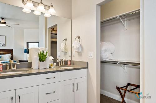 een badkamer met een wastafel en een grote spiegel bij Its About Time in Washington