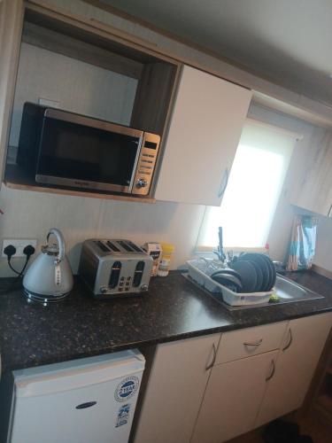 Una cocina o zona de cocina en Caravan on Lyons winkups holiday park