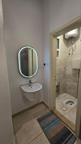 a bathroom with a sink and a mirror at استوديو عصري للإيجار in Riyadh