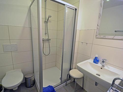 Ένα μπάνιο στο Holiday apartment in Glowe with swimming pool