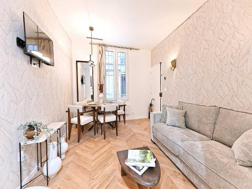 un salon avec un canapé et une table dans l'établissement New flat with AC Porte Maillot Arc de Triomphe, à Paris