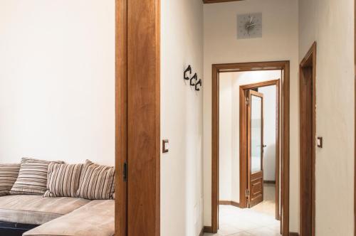 ボローニャにあるSant'Orsola Apartmentのリビングルーム(ソファ、壁掛け時計付)
