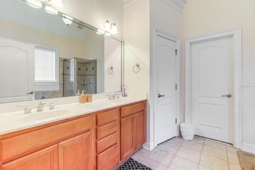 Un baño con lavabo y un espejo grande. en 6 Mi to Southern Belle Farm Home with Patio!, en Worthville