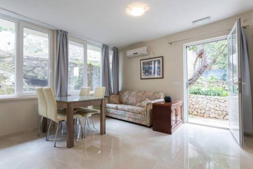 Apartments with parking space Dubrovnik - 4732