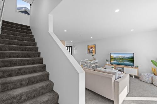 Μια τηλεόραση ή/και κέντρο ψυχαγωγίας στο Townhouse Close to Everything