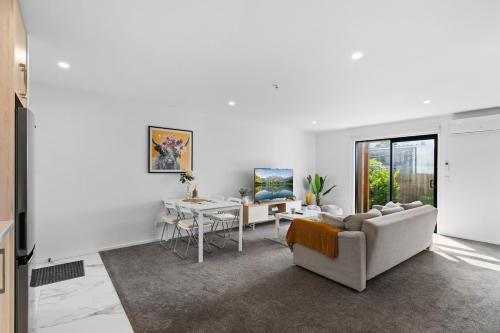 Μια τηλεόραση ή/και κέντρο ψυχαγωγίας στο Townhouse Close to Everything