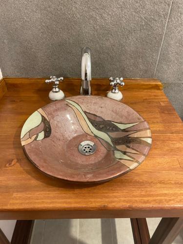 a sink on top of a wooden table at Valle Verde in Villa Giardino