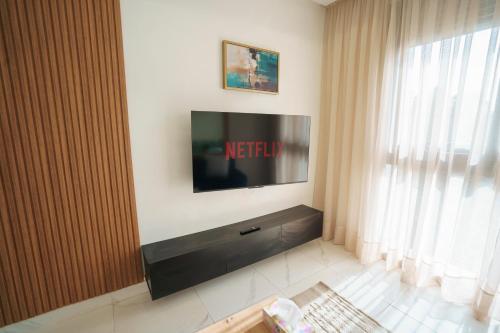 a living room with a flat screen tv on a wall at Emplacement Central Lumineux & Chic Prés de Station Tramway KFC Et Carrefour Abdelmoumen Et 2 Mars Casablanca in Casablanca