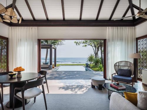 坎古Regent Bali Canggu的开放式客厅享有海景