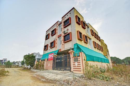 um edifício que está sentado ao lado de uma estrada em Hotel O Golden Key em Nagpur