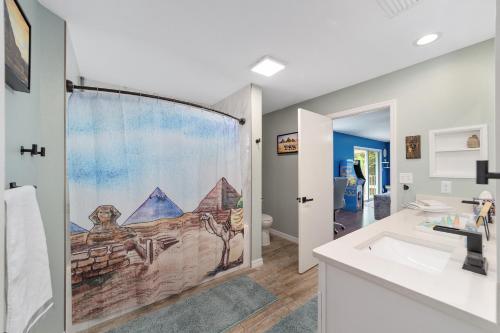a bathroom with a shower with a mural of pyramids at Cleopatra's Sunset in Ocala