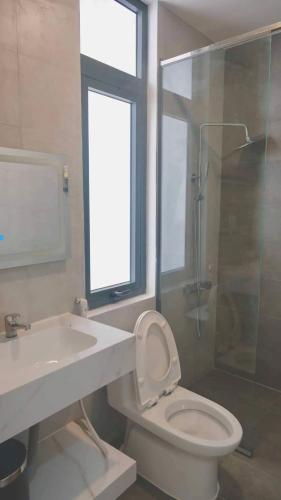 a bathroom with a toilet and a sink and a shower at At De June Homestay 203 in Cu Lao Thu