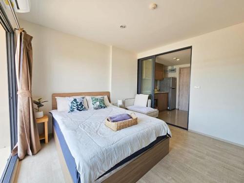 a bedroom with a large bed in a room at La Casita Condo Hua Hin 6 in Hua Hin