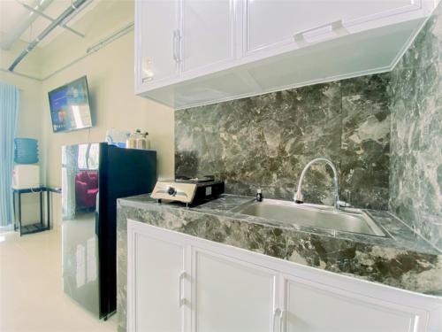 Kuchyň nebo kuchyňský kout v ubytování Warm and Homey Studio at Royal Sentul Park Apartment By Travelio