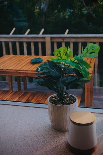 Aotearoa Surf Lodgeにあるバルコニーまたはテラス