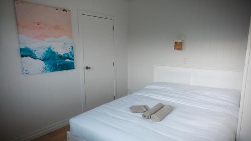 Aotearoa Surf Lodgeにあるベッド