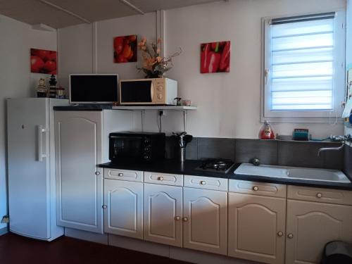 Photo de la galerie de l'établissement Maison Proche Plage et Centre, WiFi, Animaux Acceptés - FR-1-476-131, à La Faute-sur-Mer