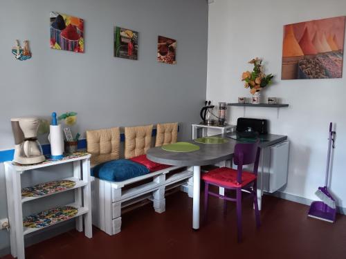 Photo de la galerie de l'établissement Maison Proche Plage et Centre, WiFi, Animaux Acceptés - FR-1-476-131, à La Faute-sur-Mer