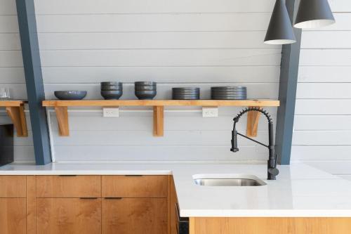 Η κουζίνα ή μικρή κουζίνα στο Shadow Peak A-frame by Oregon Coast Modern