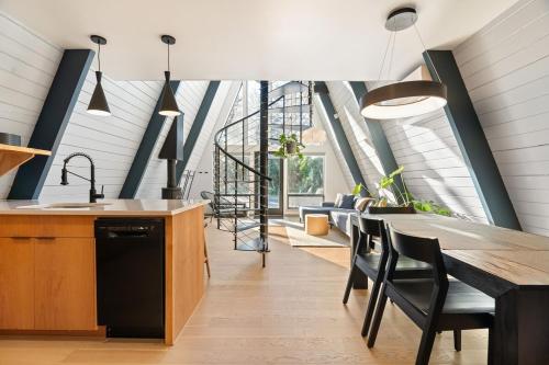 Φωτογραφία από το άλμπουμ του Shadow Peak A-frame by Oregon Coast Modern σε Manzanita