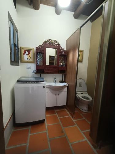 a bathroom with a sink and a toilet at Old Min House Building 3 in Ch'iung-lin