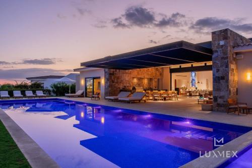 圣何塞德尔卡沃Stunning 11Bd Villa Fully Staffed, Indoor Tennis and More的别墅游泳池的图片