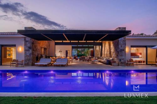 圣何塞德尔卡沃Stunning 11Bd Villa Fully Staffed, Indoor Tennis and More的别墅后院的游泳池