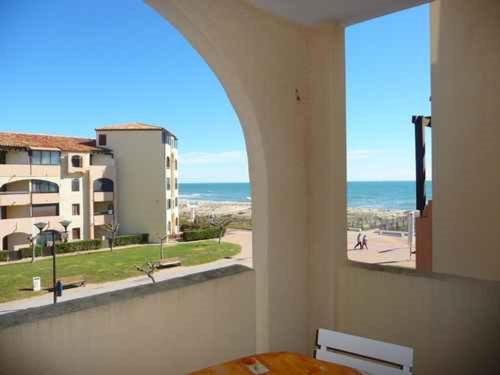 Studio Cabine avec Terrasse et Parking à 100m de la Plage - FR-1-782-73