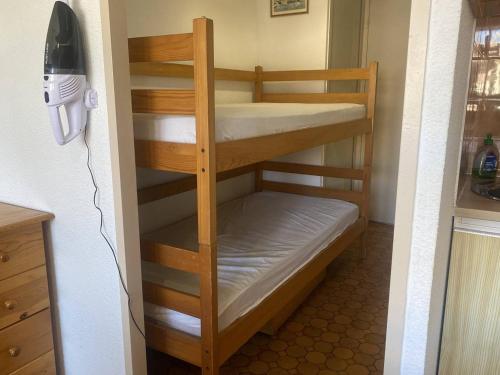quelques lits superposés dans une chambre dans l'établissement Studio Cabine avec Terrasse et Parking à 100m de la Plage - FR-1-782-73, au Barcarès