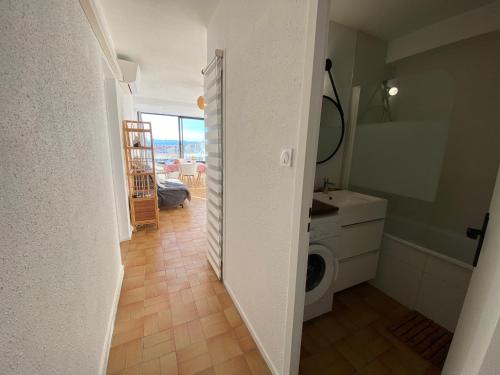 une salle de bain avec toilettes, lavabo et miroir dans l'établissement Port Leucate: T2 Climatisé, WIFI, Animaux ok, Parking Sécurisé - FR-1-798-52, à Leucate
