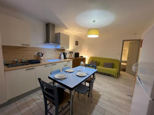 une cuisine et une salle à manger avec une table et des chaises dans l'établissement Appartement cosy Sète, 2 pièces, 4 pers, rez-de-chaussée, WIFI, animaux admis - FR-1-338-599, à Sète