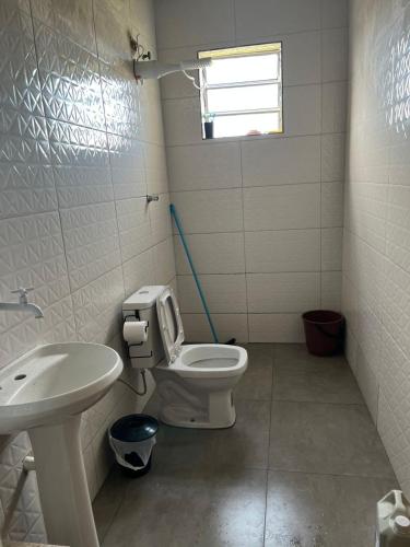 un bagno con un water e un lavandino di família Dias a Peruíbe