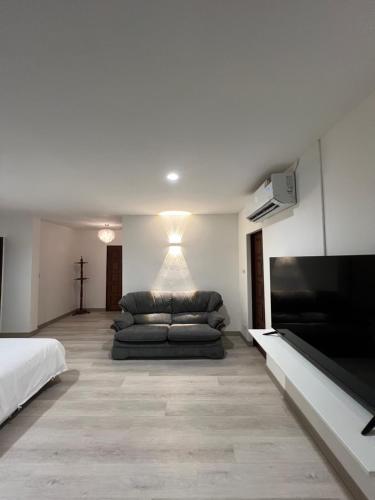TV a/nebo společenská místnost v ubytování Hotel Nanon Sathorn