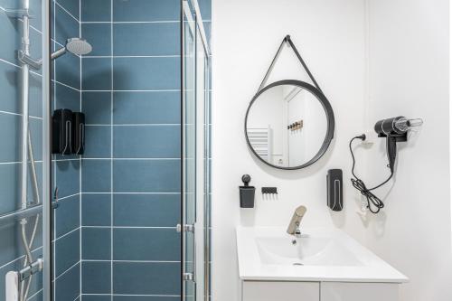 a bathroom with a sink and a shower at Le Julie -Spacieux - 5 pers' - 3 beds - Gare 500m in Homécourt