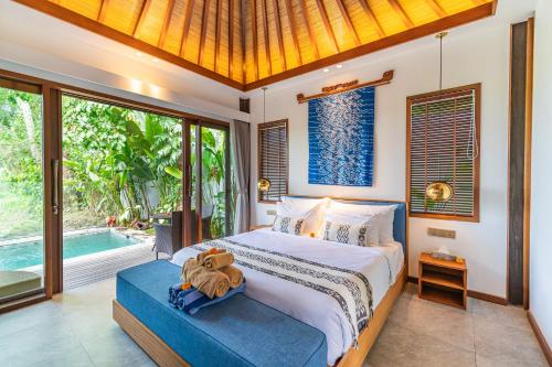 Postel nebo postele na pokoji v ubytování The Calm Ubud - 1BR Romance Villa with Rice Field View