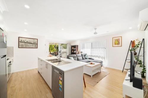 Gallery image of Modern in Margate with Pool in Redcliffe