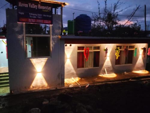 カリンポンにあるHeaven Valley Homestayのクリスマス灯付きの家