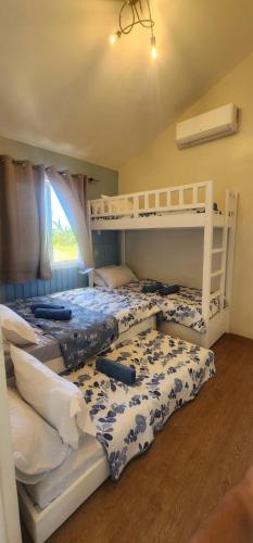 una camera con due letti a castello e una finestra di 2 Bedrooms Country Homes - Pearl Model at Capitol Park Homes, Iba, Zambales a Dirita