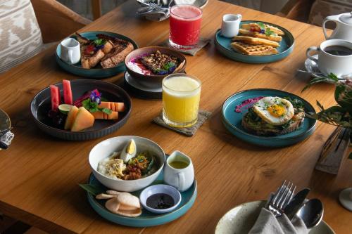 タバナンにあるサハジャ サワ リゾートの木製テーブル