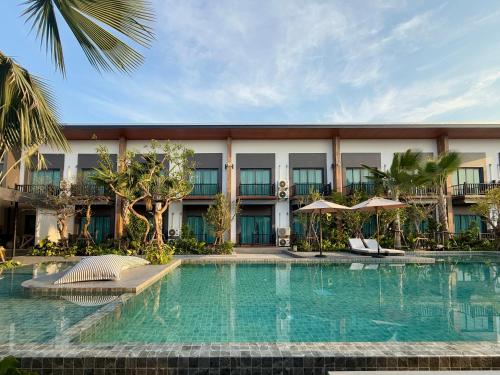 Bazén v ubytování The Rest Hotel - ประจวบ nebo v jeho okolí
