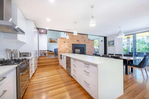 Kuchyň nebo kuchyňský kout v ubytování Glenabbey - Lap & Plunge Pool, Close to Zoo