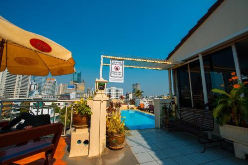 Balkoni atau teres di Sathorn View