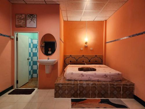 沙敦Ingpha Room For Rent的带床和水槽的卧室