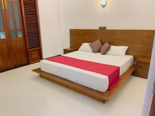 Una cama o camas en una habitación de Isuru villa