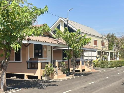 Bangunan di mana terletaknya rumah tamu ini