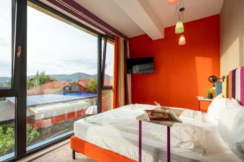 a bedroom with a bed and a large window at Hotel Casa Art in Oreshak
