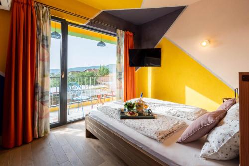 a bedroom with a bed and a large window at Hotel Casa Art in Oreshak