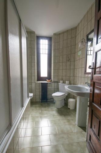 Hostal Ayestaran IIにあるバスルーム