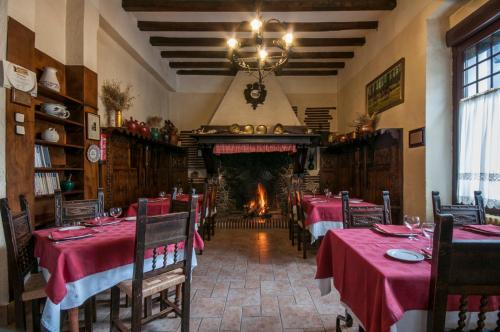 Restaurace v ubytování Hostal Ayestaran II