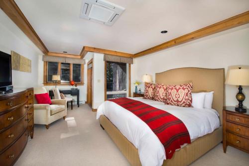 Postel nebo postele na pokoji v ubytování Gravity Haus Vail